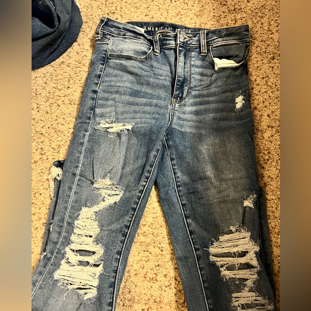 AMERICAN EAGLE RIPPED SKINNY JEANS